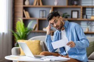 Cómo Puedo Comprobar Mis Ingresos Sin Tener Nómina Oficial 14 persona revisando documentos financieros en casa