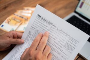 Qué documentos necesito para hacer mi declaración anual por primera vez 9 persona revisando documentos fiscales en escritorio 4