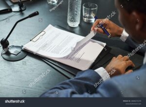 Cómo Sacar La Hoja Del RFC Fácilmente Y Sin Complicaciones 9 persona revisando documentos oficiales en escritorio