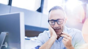 persona revisando estado de afore en computadora