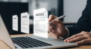 persona revisando facturas y documentos financieros