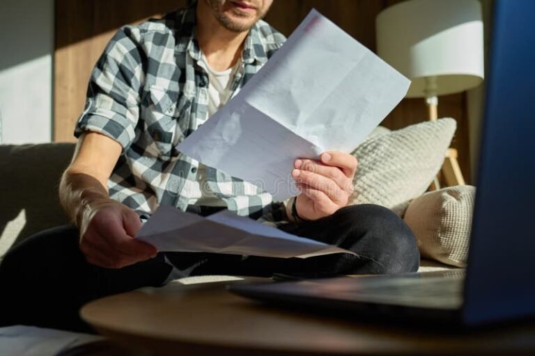 Banamex es buen banco para manejar tus finanzas personales 2 persona revisando finanzas personales en casa
