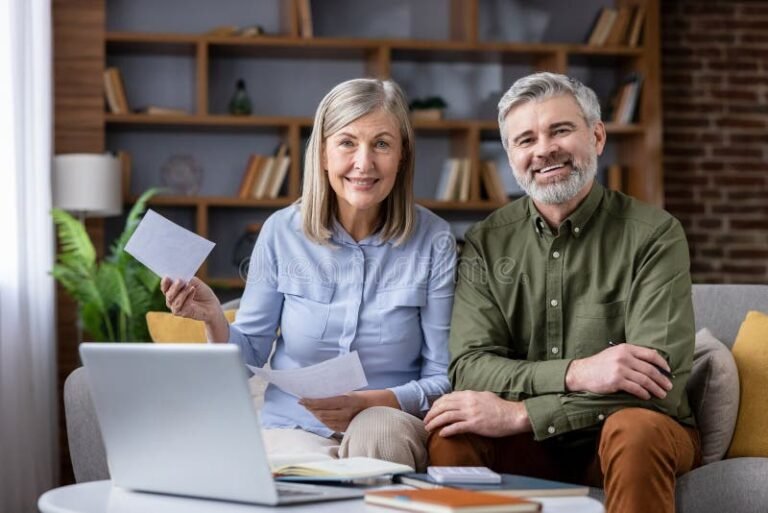 persona revisando finanzas personales felizmente