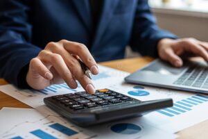 Cómo Pagar Lo Que Debo en Buró de Crédito y Mejorar Mi Historial 4 persona revisando informes financieros en computadora