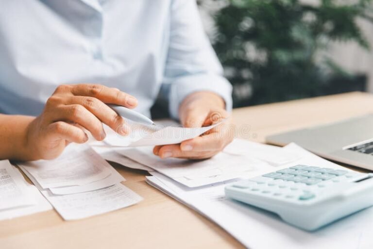 persona revisando recibos y calculadora financiera