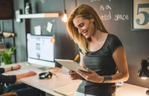 persona revisando reporte crediticio sonriente