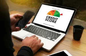 Qué Significa Estar en Buró de Crédito y Cómo Afecta tu Historial 3 persona revisando reporte de credito en laptop