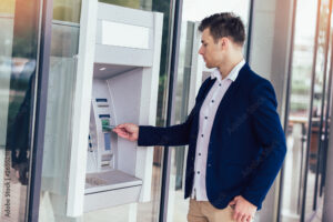 persona sacando dinero de cajero automatico