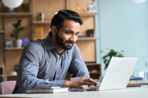 persona sonriente usando computadora en oficina hogar