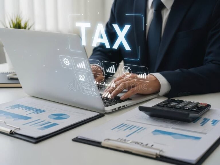 Si soy asalariado, soy persona física o moral para efectos fiscales 2 persona trabajando con documentos fiscales y laptop