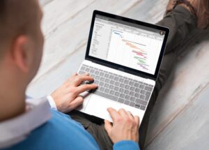 persona trabajando en computadora con excel abierto