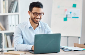 Cuáles Son Las Mejores Opciones De Trabajos De Contador Desde Casa 3 persona trabajando en contabilidad en laptop