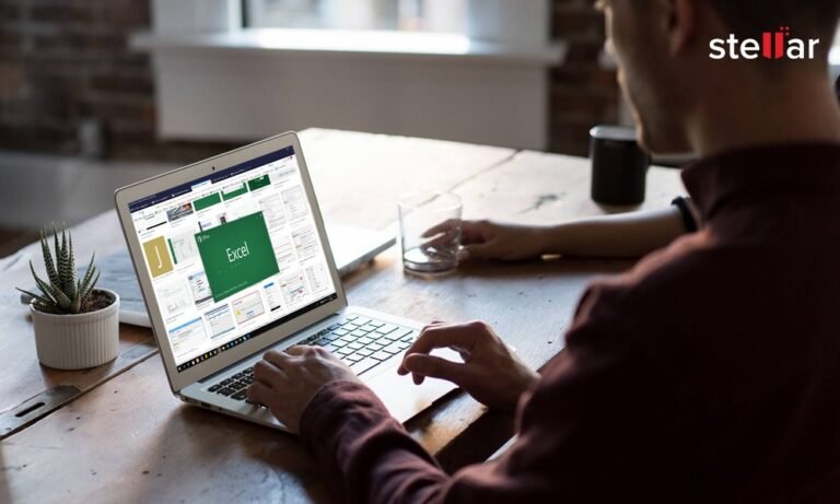 persona trabajando en laptop con hoja excel abierta