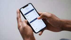 persona usando aplicacion bancaria en smartphone