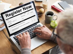 Cuál es la Mejor App para Registro de Clientes en tu Negocio 1 persona usando aplicacion de registro en negocio