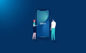 persona usando app bbva en smartphone