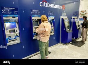 persona usando cajero automatico banamex