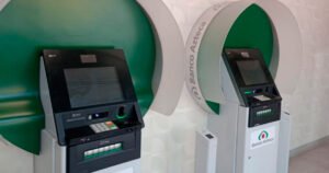 persona usando cajero automatico banco azteca