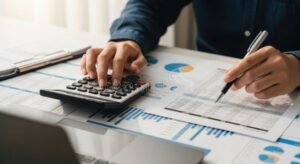 persona usando calculadora y documentos financieros