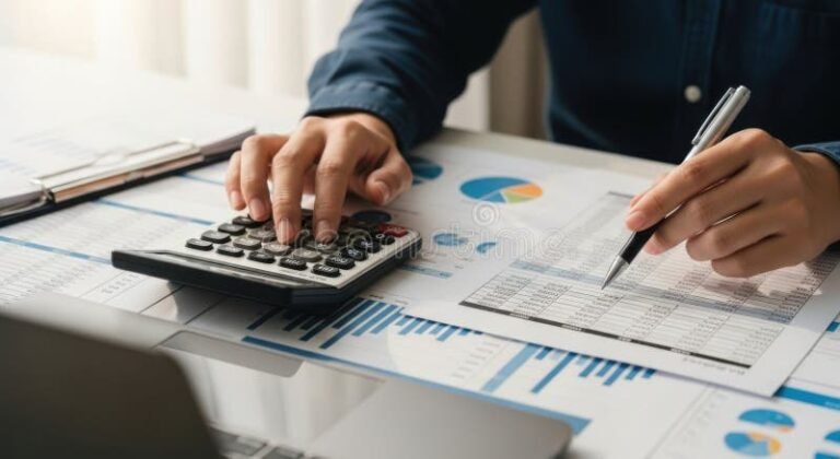 persona usando calculadora y documentos financieros