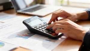 persona usando computadora con calculadora y documentos