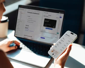 Cómo Hacer Una Factura Electrónica en el SAT Paso a Paso 5 persona usando computadora con factura digital abierta