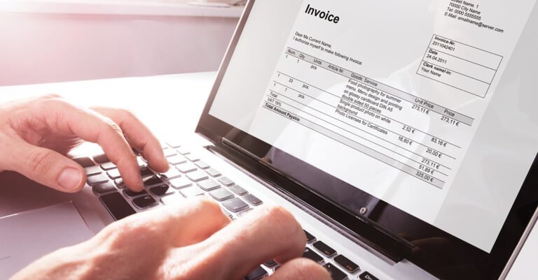 persona usando computadora con factura digital sencilla