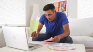 persona usando computadora con facturas mexico