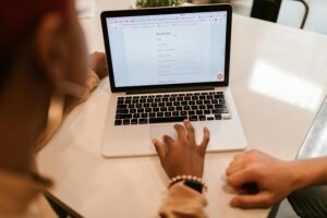 Cómo Puedo Solicitar Mi RFC En Línea De Forma Segura Y Rápida 2 persona usando computadora con formulario en pantalla 1