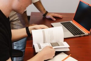 Cómo Se Da De Alta En El SAT Paso A Paso Para Personas Físicas 1 persona usando computadora con formulario fiscal abierto
