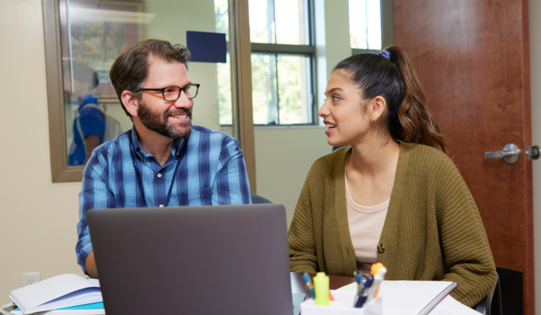 persona usando computadora con sitio sat abierto