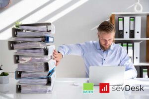 persona usando computadora consulta documentos fiscales