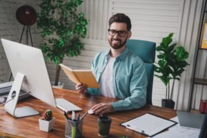 persona usando computadora en casa con documentos