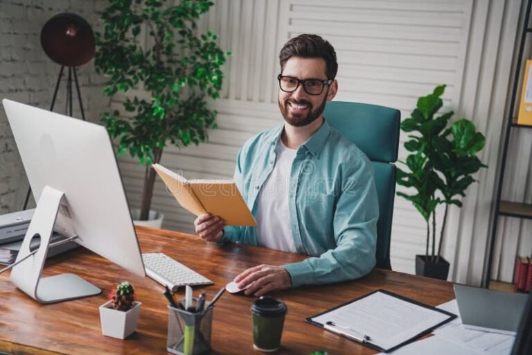 persona usando computadora en casa con documentos