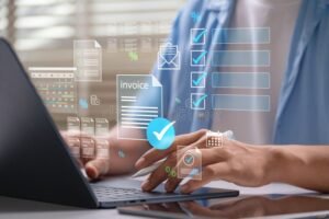 persona usando computadora para facturacion electronica