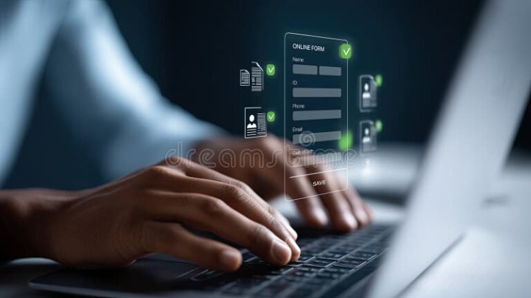 persona usando computadora para tramite online 1