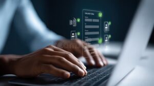 persona usando computadora para tramites en linea 5