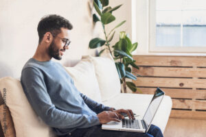 Puedo Sacar Mi RFC Por Internet Fácil y Rápido Desde Casa 5 persona usando computadora portatil en casa