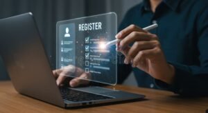 persona usando computadora registrandose en linea