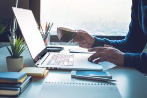 Cómo obtener tu certificado SAT e firma electrónica para trámites 4 persona usando computadora y documentos oficiales