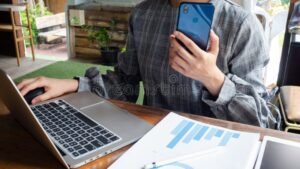 Cómo sacar cita para la firma electrónica en México paso a paso 22 persona usando computadora y smartphone para cita