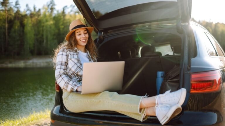 Cómo sacar una factura de un carro por internet fácilmente 2 persona usando laptop con auto al fondo