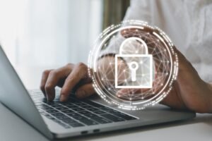 persona usando laptop con candado digital