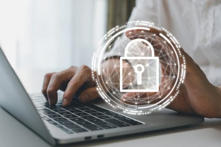 persona usando laptop con candado digital