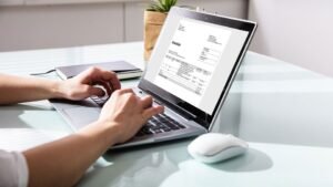 Cuáles son los mejores cursos para aprender a facturar en México 24 persona usando laptop con facturas electronicas mexico