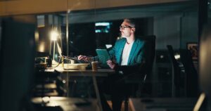 Cómo puedo consultar mi saldo a favor en el SAT de forma rápida 4 persona usando laptop consultando finanzas en linea