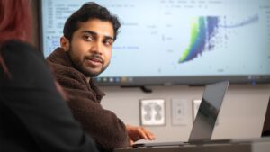 Cómo Consultar Tu RFC en el Portal del SAT Fácil y Rápido 2 persona usando laptop consultando pagina web oficial