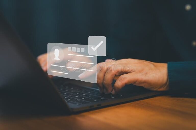 persona usando laptop para consultar datos oficiales