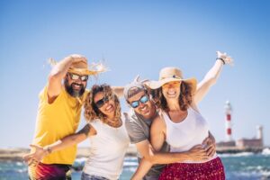 personas disfrutando vacaciones en la playa