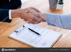 personas firmando un contrato legal juntas